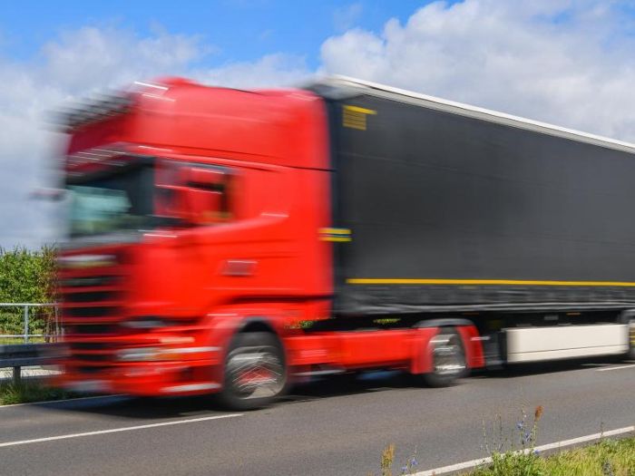 A9/Berg: Lkw-Fahrer rast Saaleabstieg hinab: Trucker muss auf Führerschein verzichten und Bußgeld zahlen