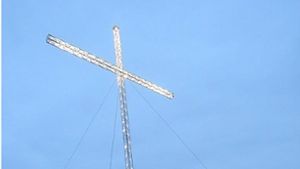 Vor Pfingsttagung: Das Kreuz steht  wieder auf dem Hügel