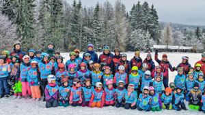 70 Kinder lernen das Skifahren