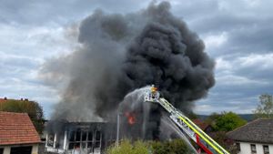 Giftige Rauchwolke: Werkstatt geht in Flammen auf - Großbrand