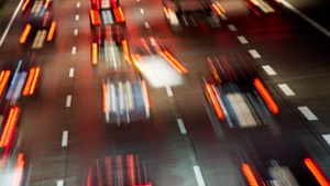 Autos und Lastwagen fahren über eine Autobahn. (Langzeitbelichtung) - Symbolfoto.