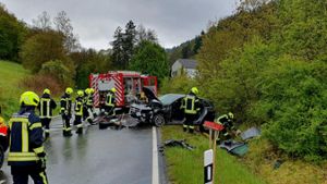 Auto auf Dach im Graben: Schwerer Unfall zwischen Guttenberg und Untersteinach